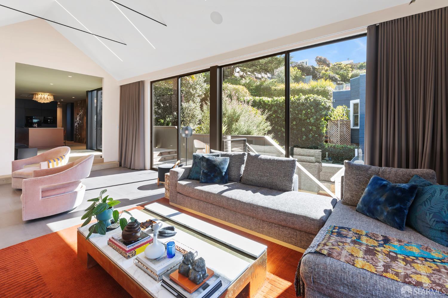 Detail Gallery Image 4 of 99 For 335 Diamond St, San Francisco,  CA 94114 - 2 Beds | 3 Baths