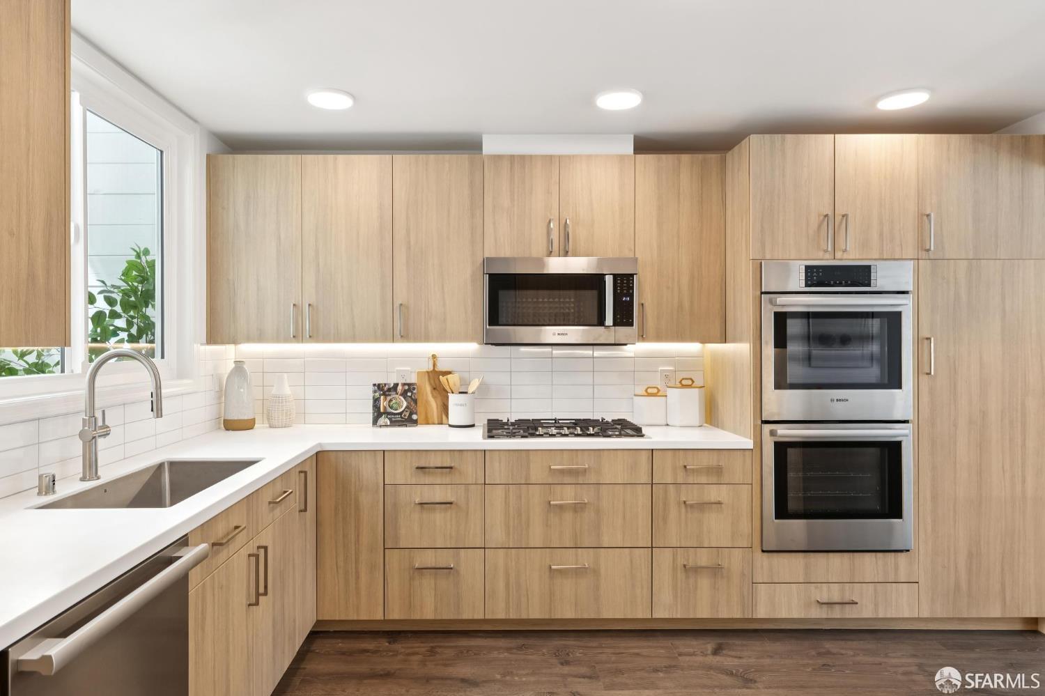 Detail Gallery Image 9 of 27 For 118 Ortega St, San Francisco,  CA 94122 - 4 Beds | 3 Baths