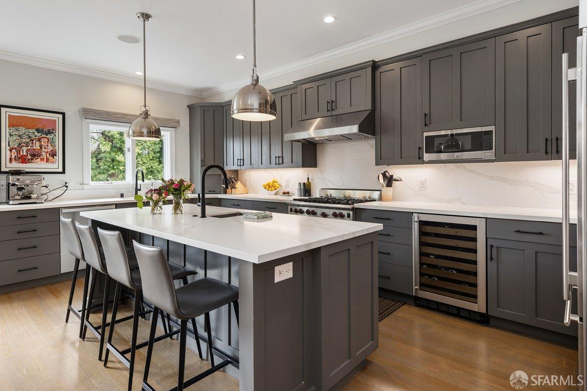 Detail Gallery Image 11 of 85 For 889 Elizabeth St, San Francisco,  CA 94114 - 4 Beds | 3/1 Baths