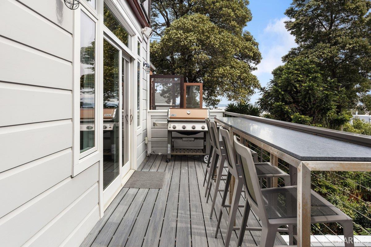 Detail Gallery Image 17 of 85 For 889 Elizabeth St, San Francisco,  CA 94114 - 4 Beds | 3/1 Baths