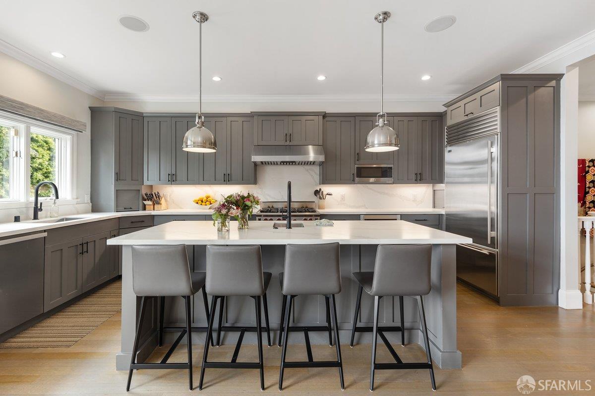 Detail Gallery Image 12 of 85 For 889 Elizabeth St, San Francisco,  CA 94114 - 4 Beds | 3/1 Baths