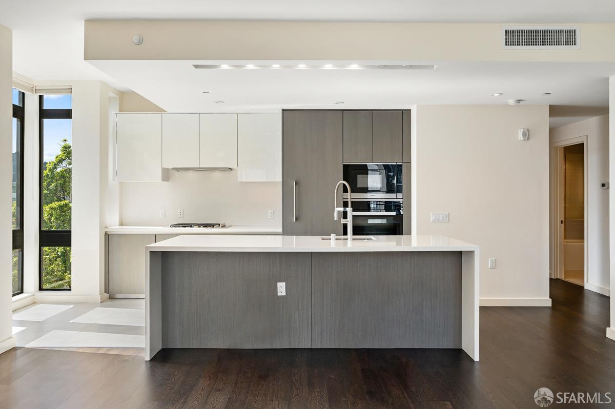 Detail Gallery Image 6 of 21 For 1601 Larkin St #302,  San Francisco,  CA 94109 - 2 Beds | 2 Baths