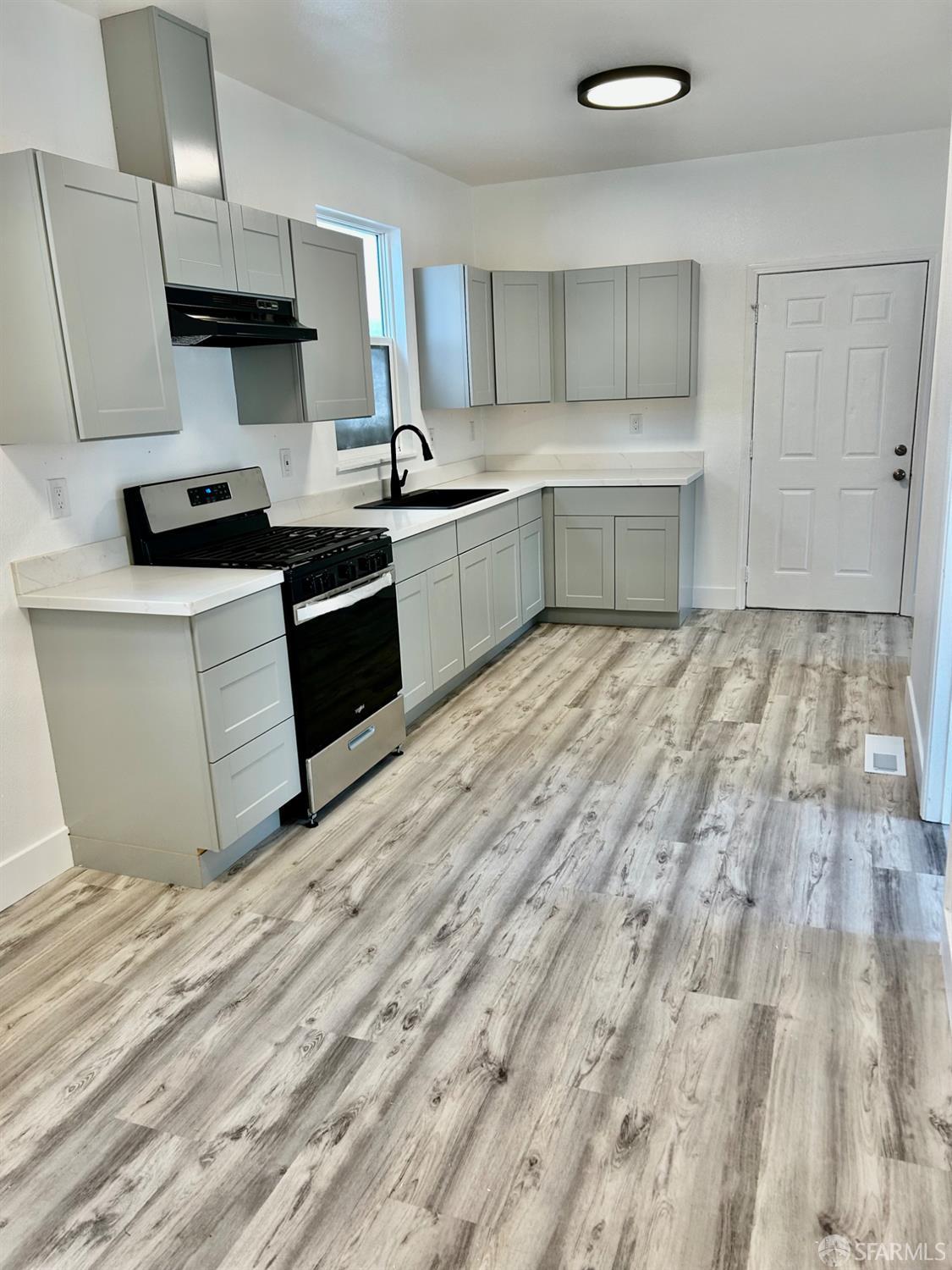 Detail Gallery Image 9 of 14 For 874 21st St, Oakland,  CA 94607 - 3 Beds | 1 Baths