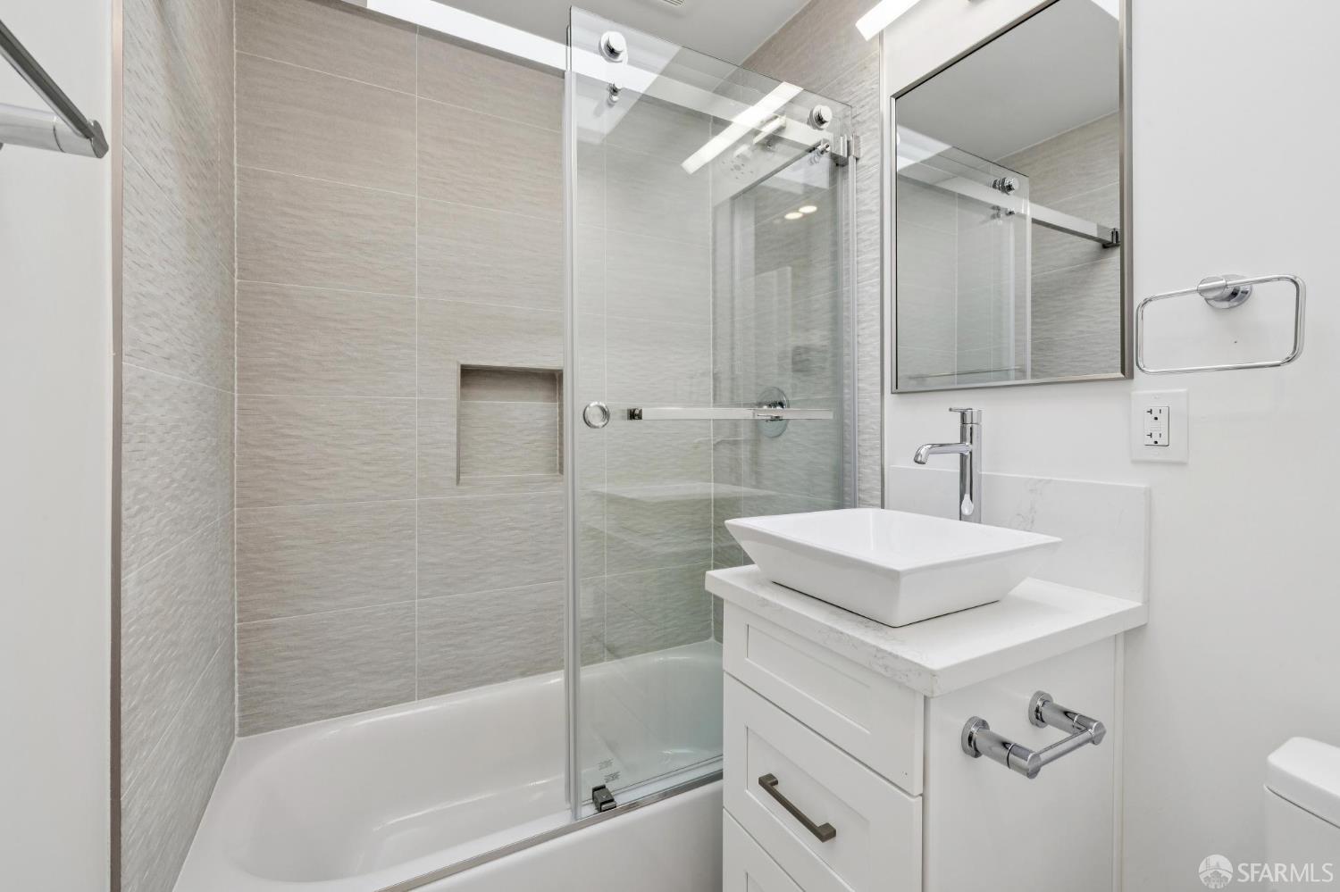 Detail Gallery Image 13 of 31 For 3711 Market St Top,  San Francisco,  CA 94131 - 2 Beds | 1 Baths