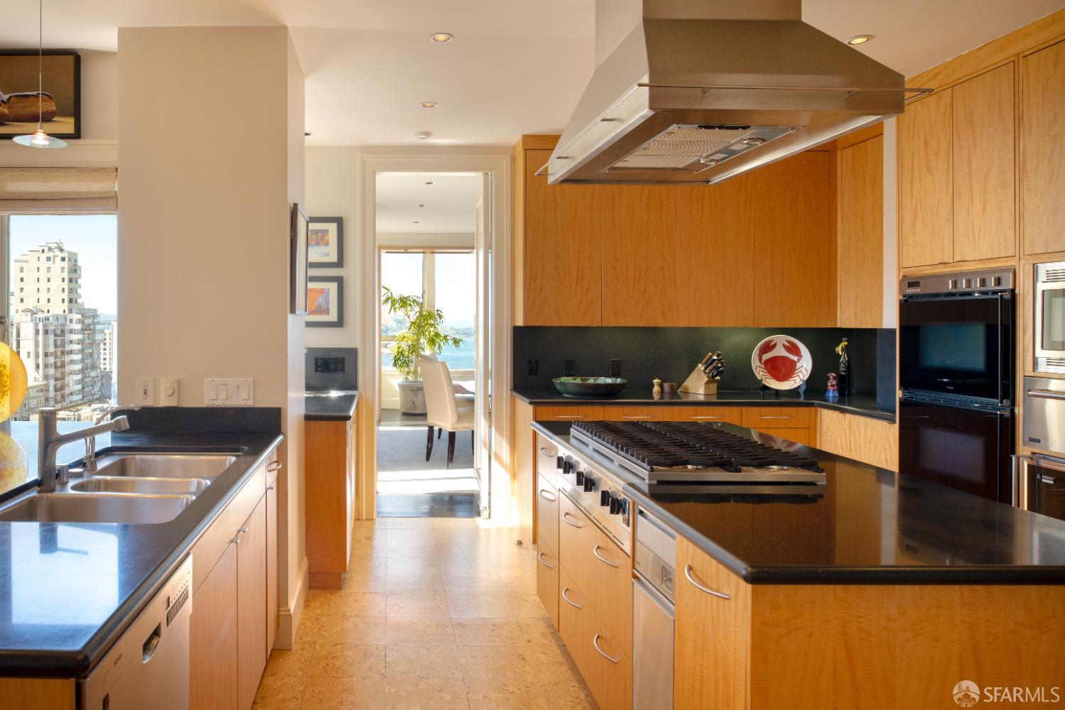 Detail Gallery Image 14 of 30 For 1100 Union St #1000,  San Francisco,  CA 94109 - 4 Beds | 4/2 Baths