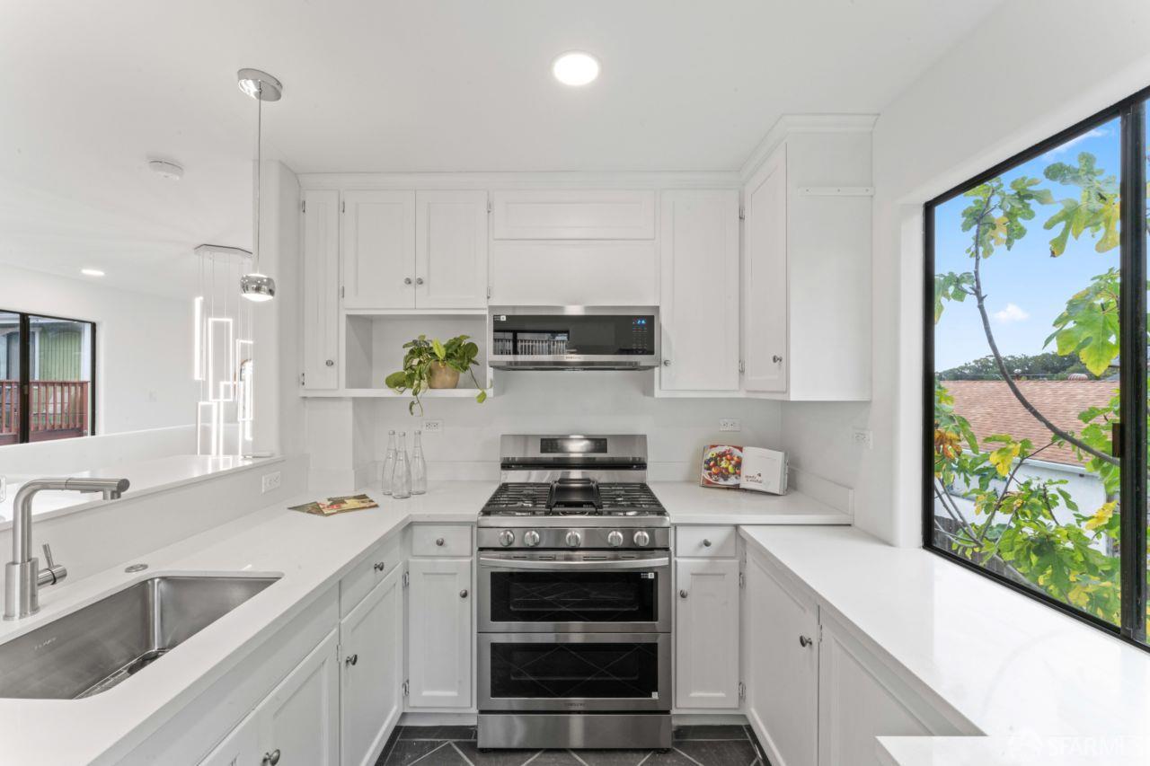 Detail Gallery Image 2 of 32 For 339 Monterey St, Brisbane,  CA 94005 - 2 Beds | 2/1 Baths