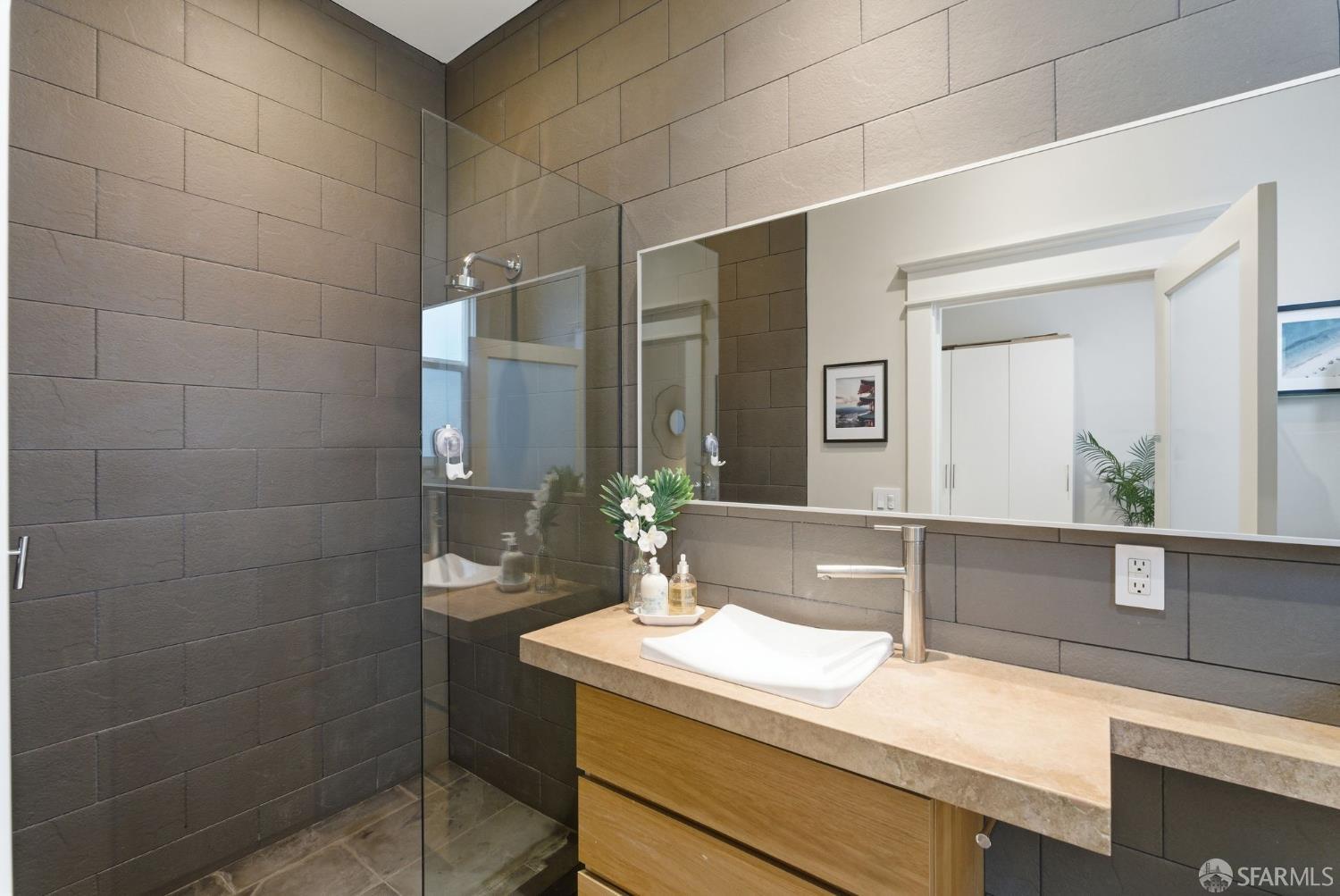 Detail Gallery Image 25 of 41 For 471 South Van Ness Ave, San Francisco,  CA 94103 - 4 Beds | 3 Baths