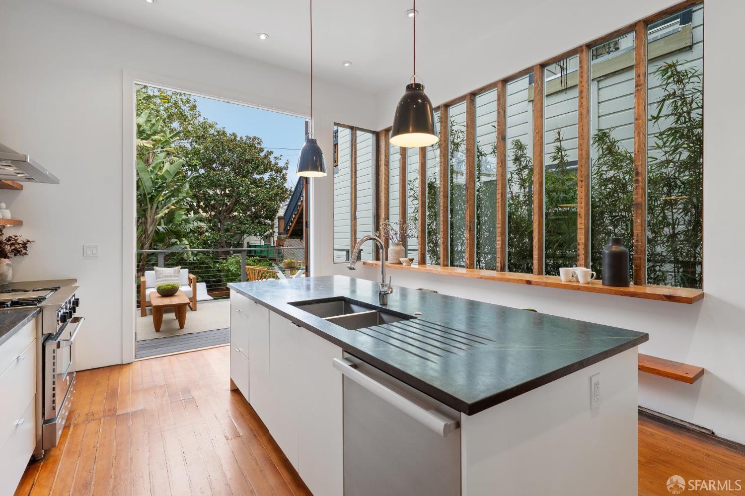 Detail Gallery Image 6 of 41 For 1321 South Van Ness Ave, San Francisco,  CA 94110 - 3 Beds | 1/1 Baths