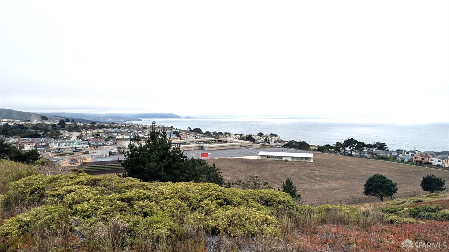 Detail Gallery Image 3 of 7 For 1101 Skyline Dr, Daly City,  CA 94015 - 3 Beds | 2 Baths