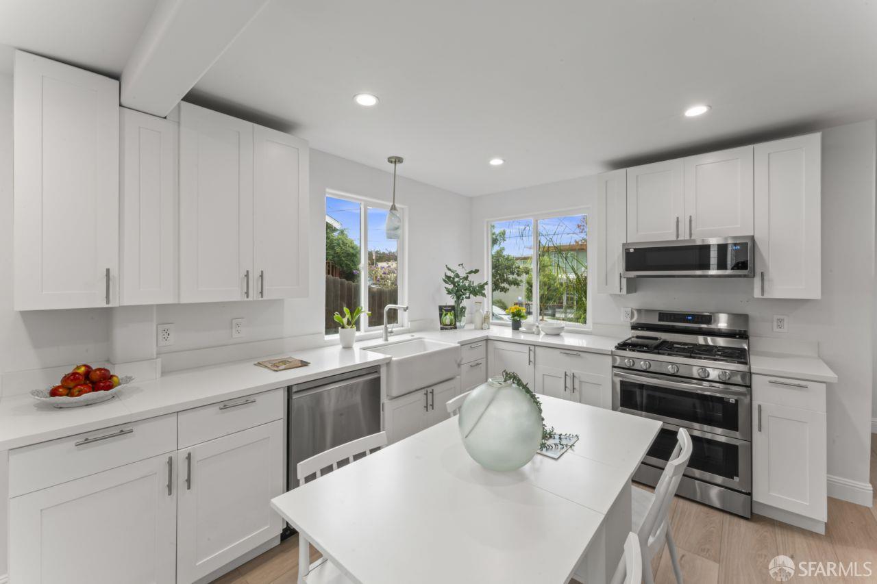 Detail Gallery Image 2 of 22 For 335 Monterey St, Brisbane,  CA 94005 - 2 Beds | 1 Baths