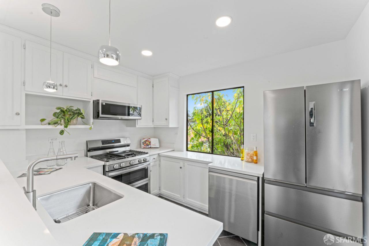 Detail Gallery Image 4 of 32 For 339 Monterey St, Brisbane,  CA 94005 - 2 Beds | 2/1 Baths