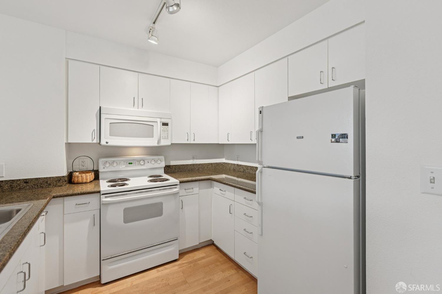 Detail Gallery Image 3 of 22 For 8300 Oceanview Ter #203,  San Francisco,  CA 94132 - 1 Beds | 1 Baths