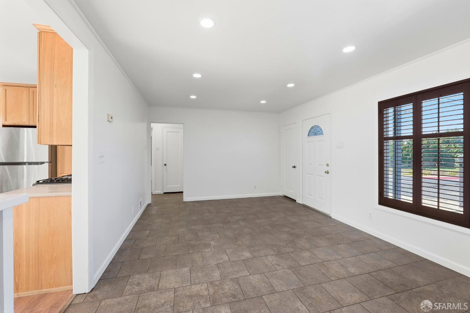 Detail Gallery Image 6 of 35 For 216 Avalon Dr, Pacifica,  CA 94044 - 2 Beds | 1 Baths