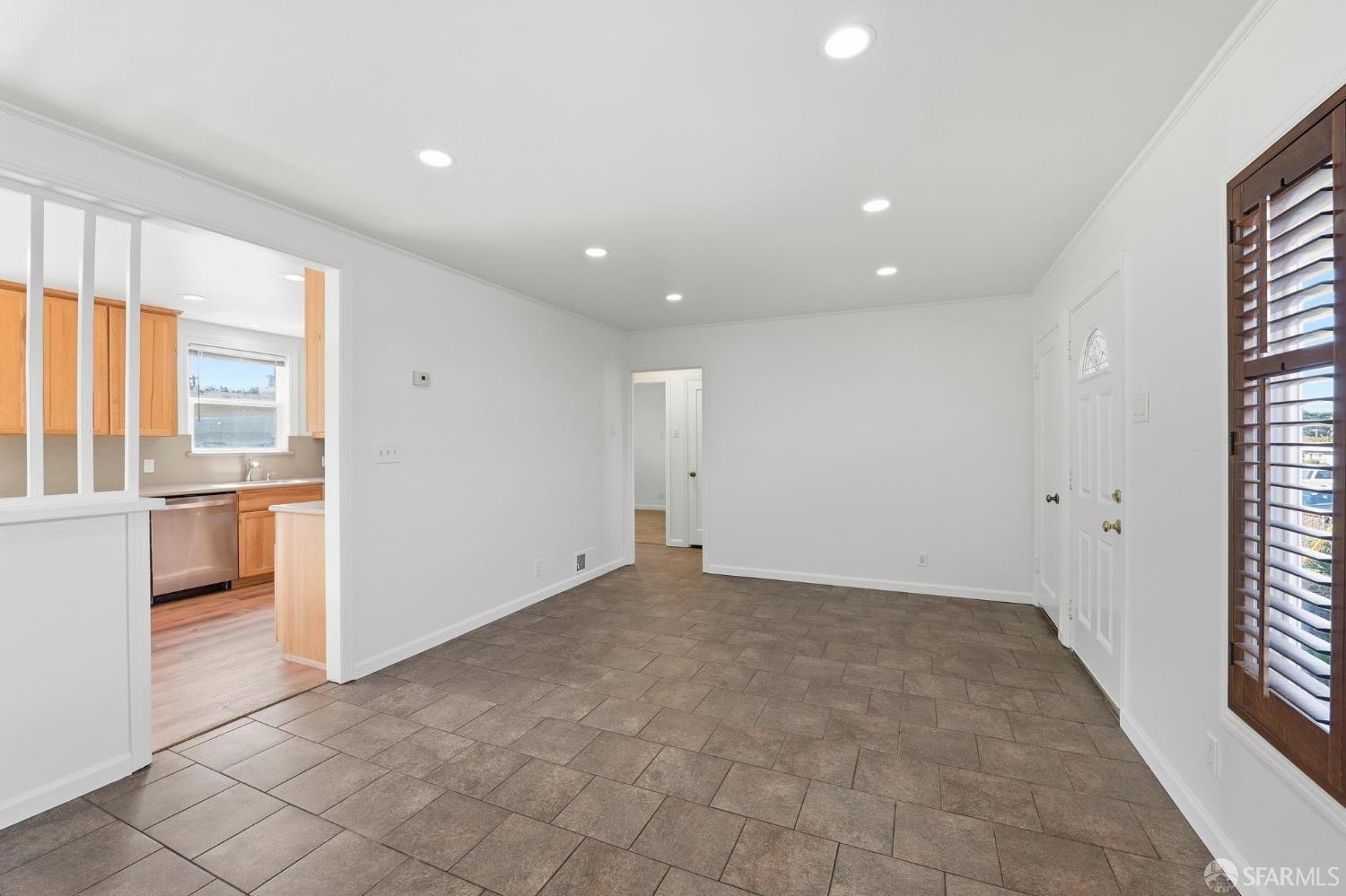 Detail Gallery Image 7 of 35 For 216 Avalon Dr, Pacifica,  CA 94044 - 2 Beds | 1 Baths