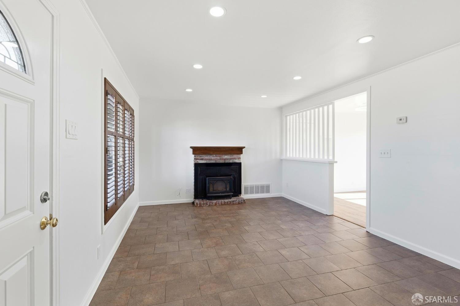 Detail Gallery Image 4 of 35 For 216 Avalon Dr, Pacifica,  CA 94044 - 2 Beds | 1 Baths