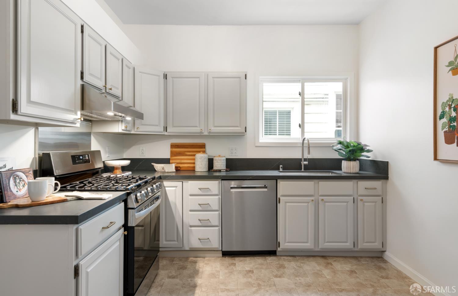 Detail Gallery Image 10 of 19 For 1588 Waller St, San Francisco,  CA 94117 - 2 Beds | 1 Baths