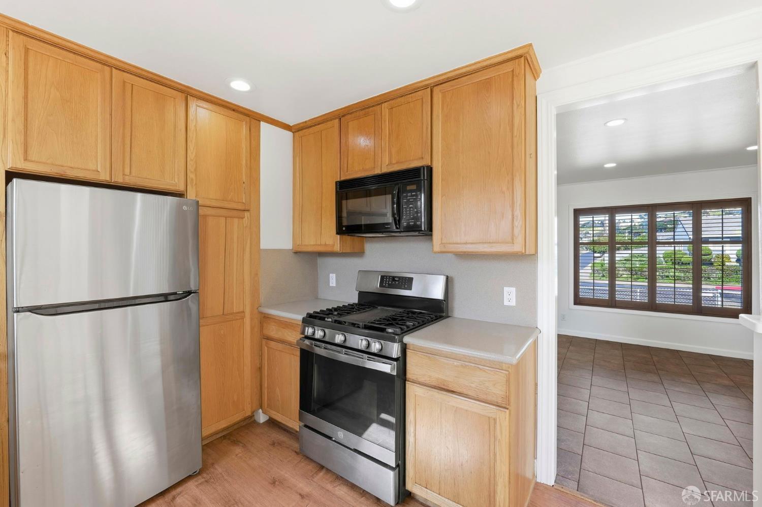 Detail Gallery Image 28 of 35 For 216 Avalon Dr, Pacifica,  CA 94044 - 2 Beds | 1 Baths