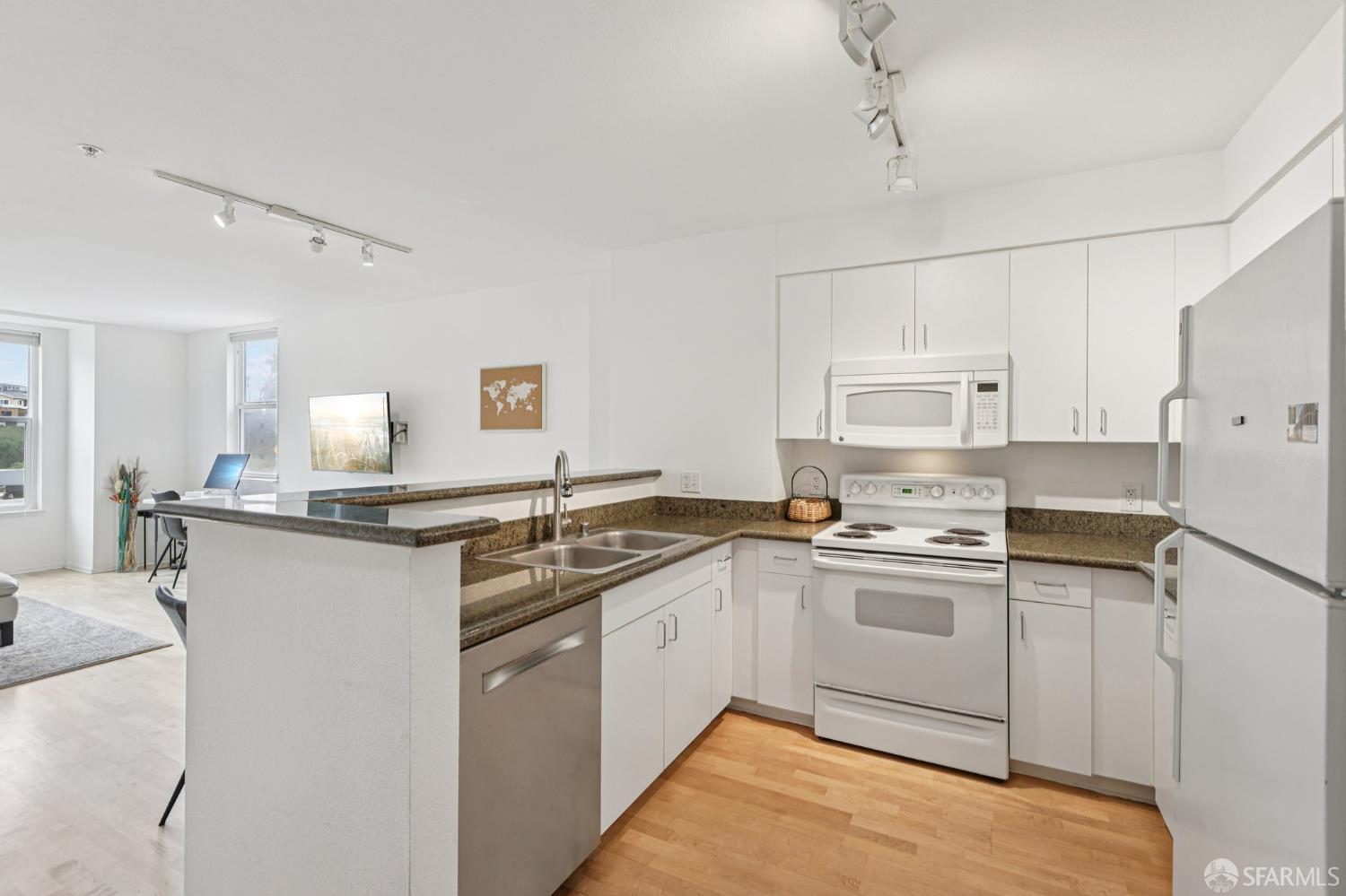 Detail Gallery Image 2 of 22 For 8300 Oceanview Ter #203,  San Francisco,  CA 94132 - 1 Beds | 1 Baths