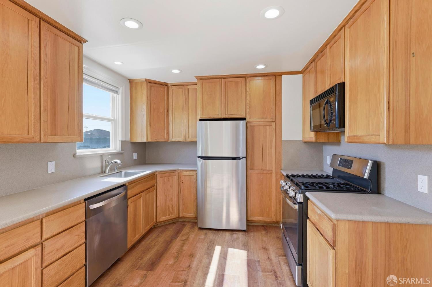 Detail Gallery Image 25 of 35 For 216 Avalon Dr, Pacifica,  CA 94044 - 2 Beds | 1 Baths