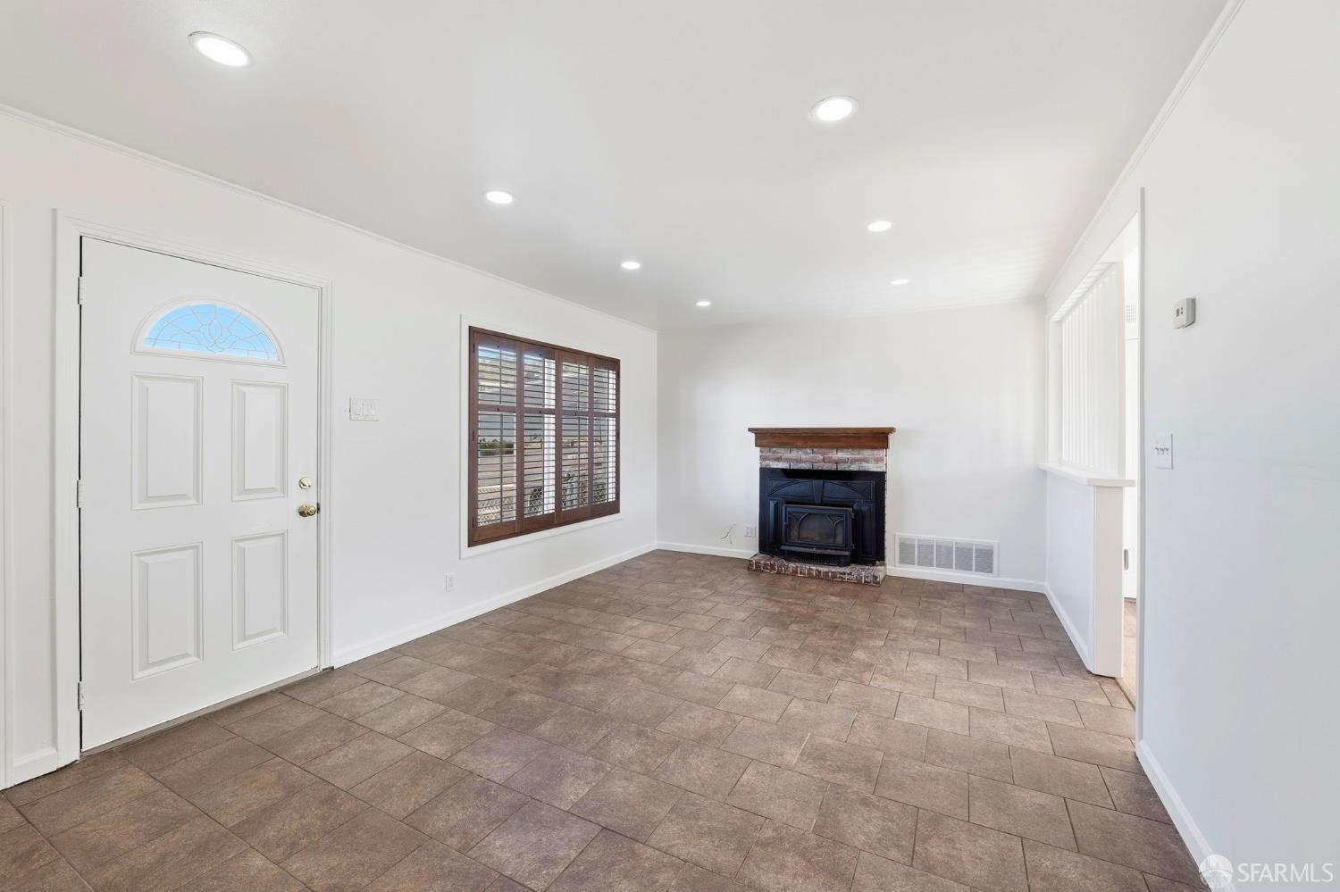 Detail Gallery Image 5 of 35 For 216 Avalon Dr, Pacifica,  CA 94044 - 2 Beds | 1 Baths