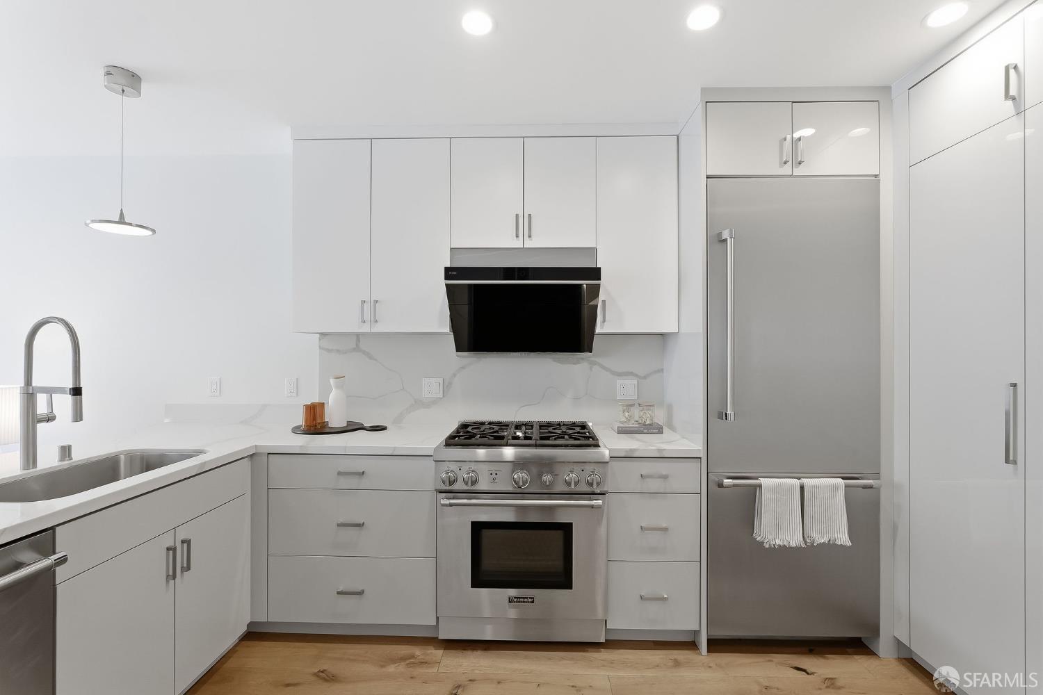 Detail Gallery Image 2 of 32 For 4171 24th St #201,  San Francisco,  CA 94114 - 2 Beds | 1 Baths