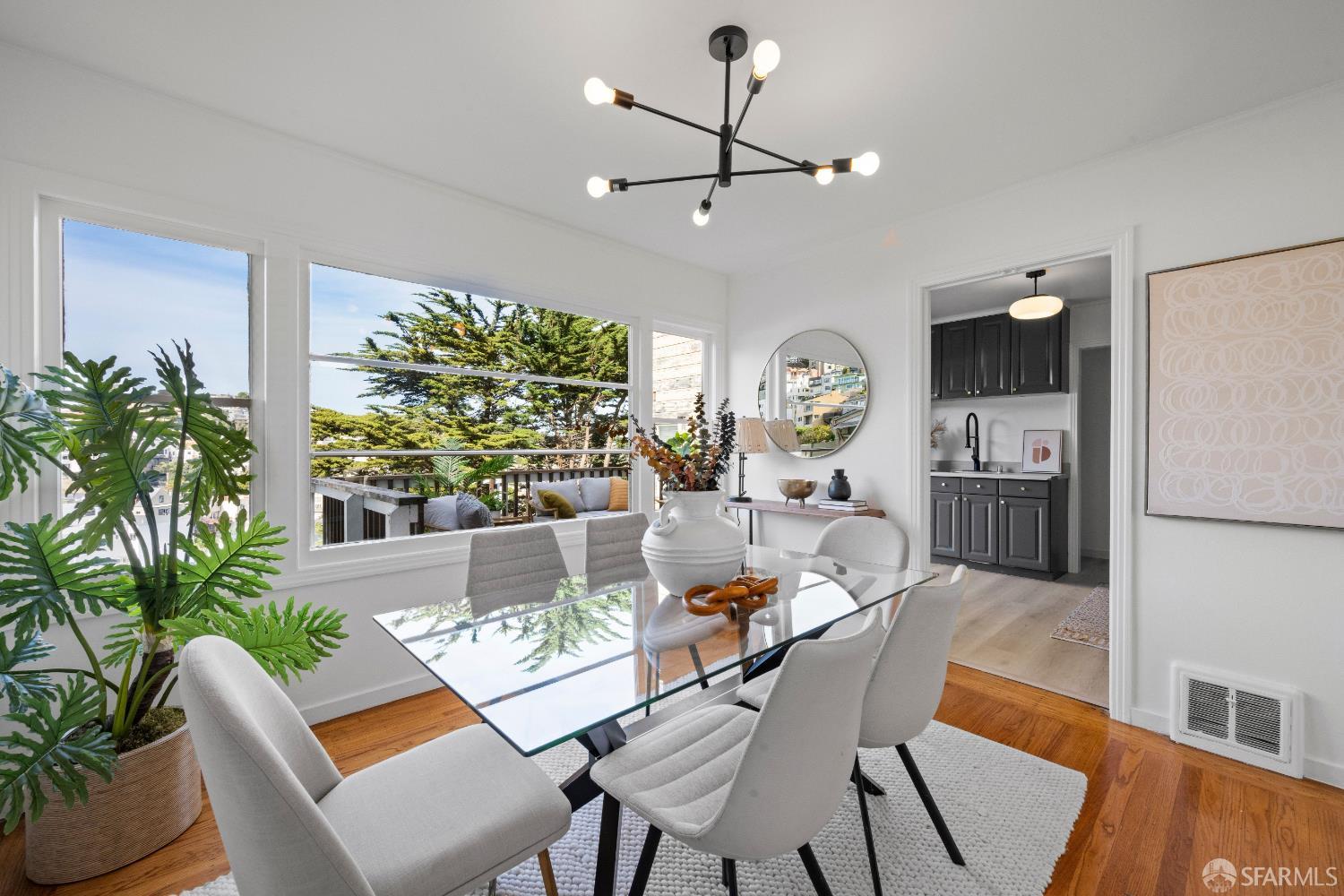 Detail Gallery Image 7 of 21 For 473 Corbett Ave, San Francisco,  CA 94114 - 3 Beds | 1/1 Baths