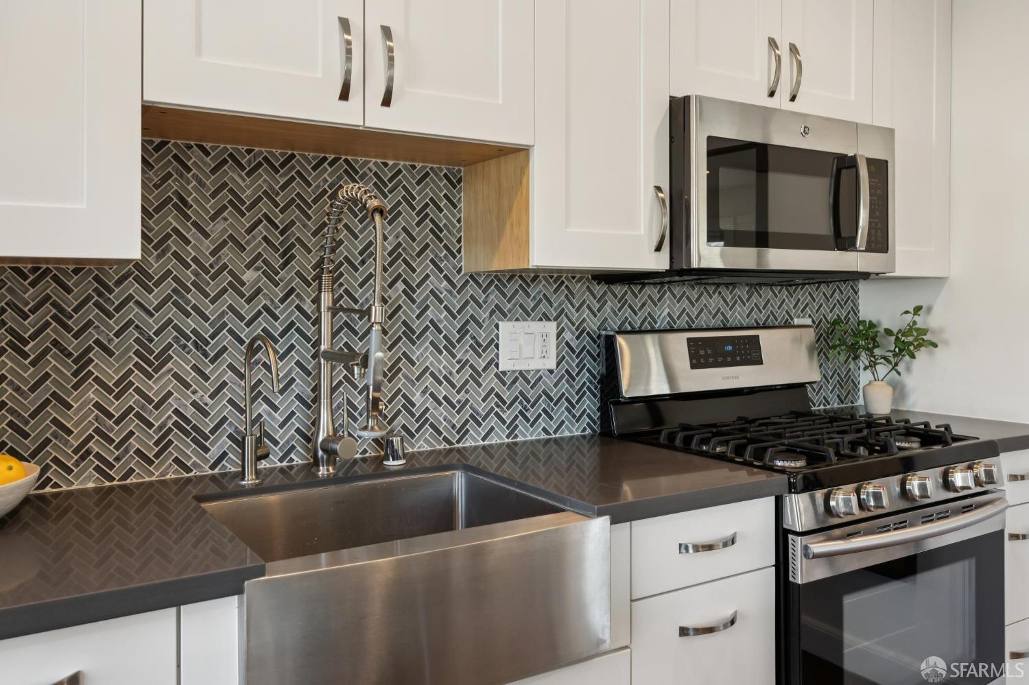 Detail Gallery Image 10 of 92 For 537 Moultrie St, San Francisco,  CA 94110 - 2 Beds | 2/1 Baths