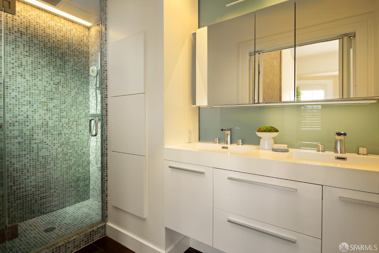 Detail Gallery Image 12 of 23 For 844 Clayton St, San Francisco,  CA 94117 - 5 Beds | 3/2 Baths