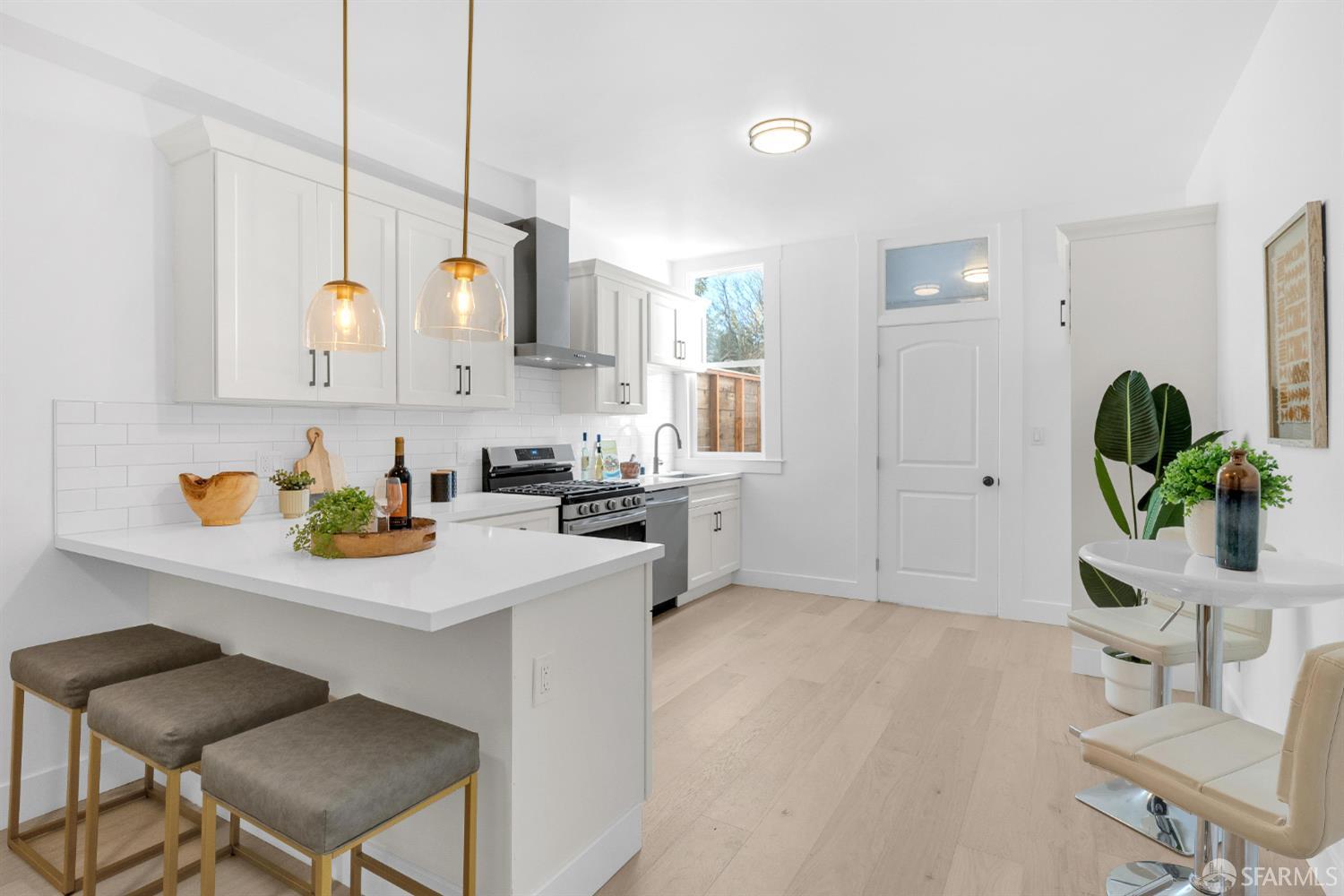 Detail Gallery Image 6 of 37 For 1060 Noe St 1064a,  San Francisco,  CA 94114 - 2 Beds | 1 Baths