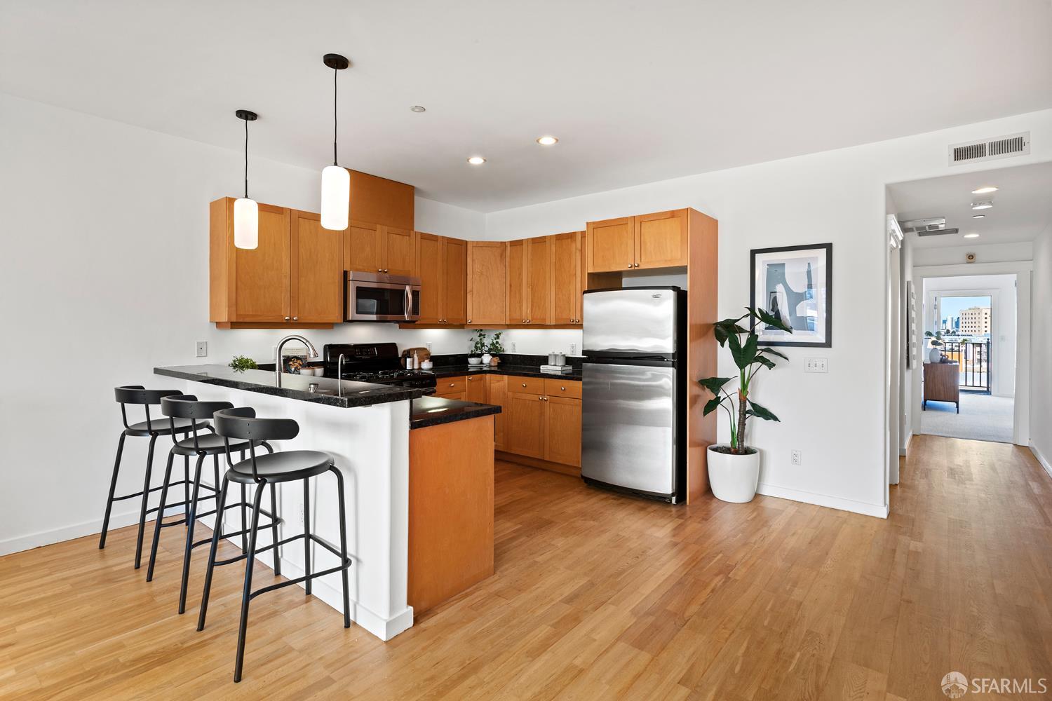 Detail Gallery Image 6 of 29 For 199 Tiffany Ave #406,  San Francisco,  CA 94110 - 2 Beds | 2 Baths