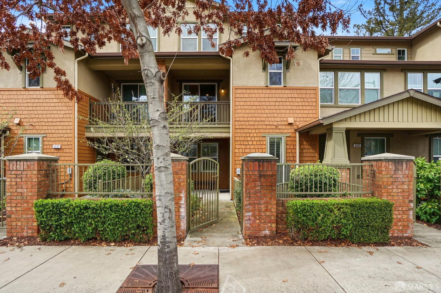 Detail Gallery Image 2 of 59 For 2541 Oak Rd, Walnut Creek,  CA 94597 - 4 Beds | 3/1 Baths