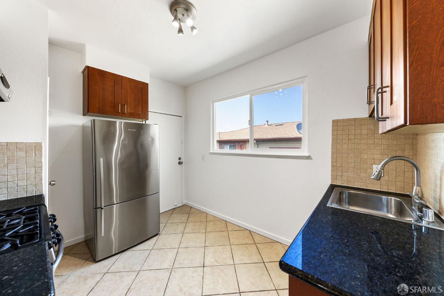 Detail Gallery Image 11 of 27 For 906 40th St, Emeryville,  CA 94608 - 2 Beds | 1 Baths