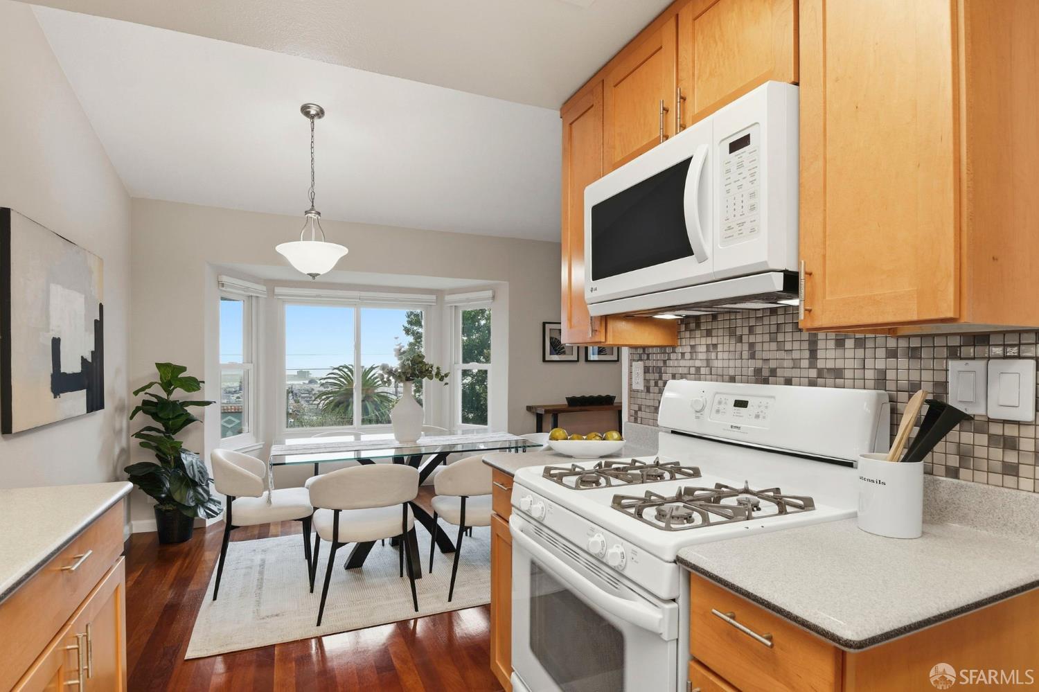 Detail Gallery Image 12 of 50 For 35 Whitecliff Way, San Francisco,  CA 94124 - 3 Beds | 2 Baths