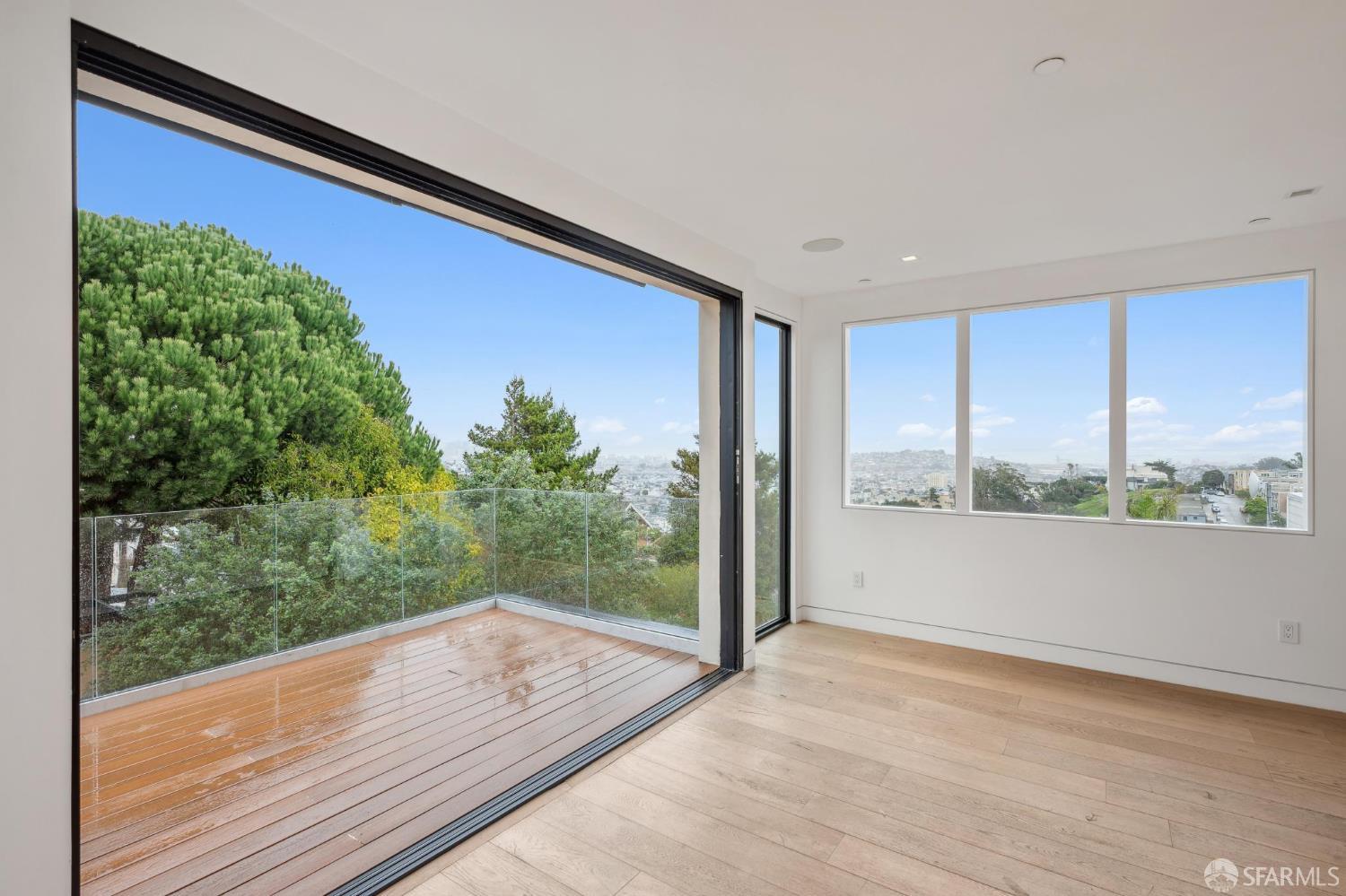 Detail Gallery Image 16 of 39 For 752 Duncan St, San Francisco,  CA 94131 - 5 Beds | 5/1 Baths