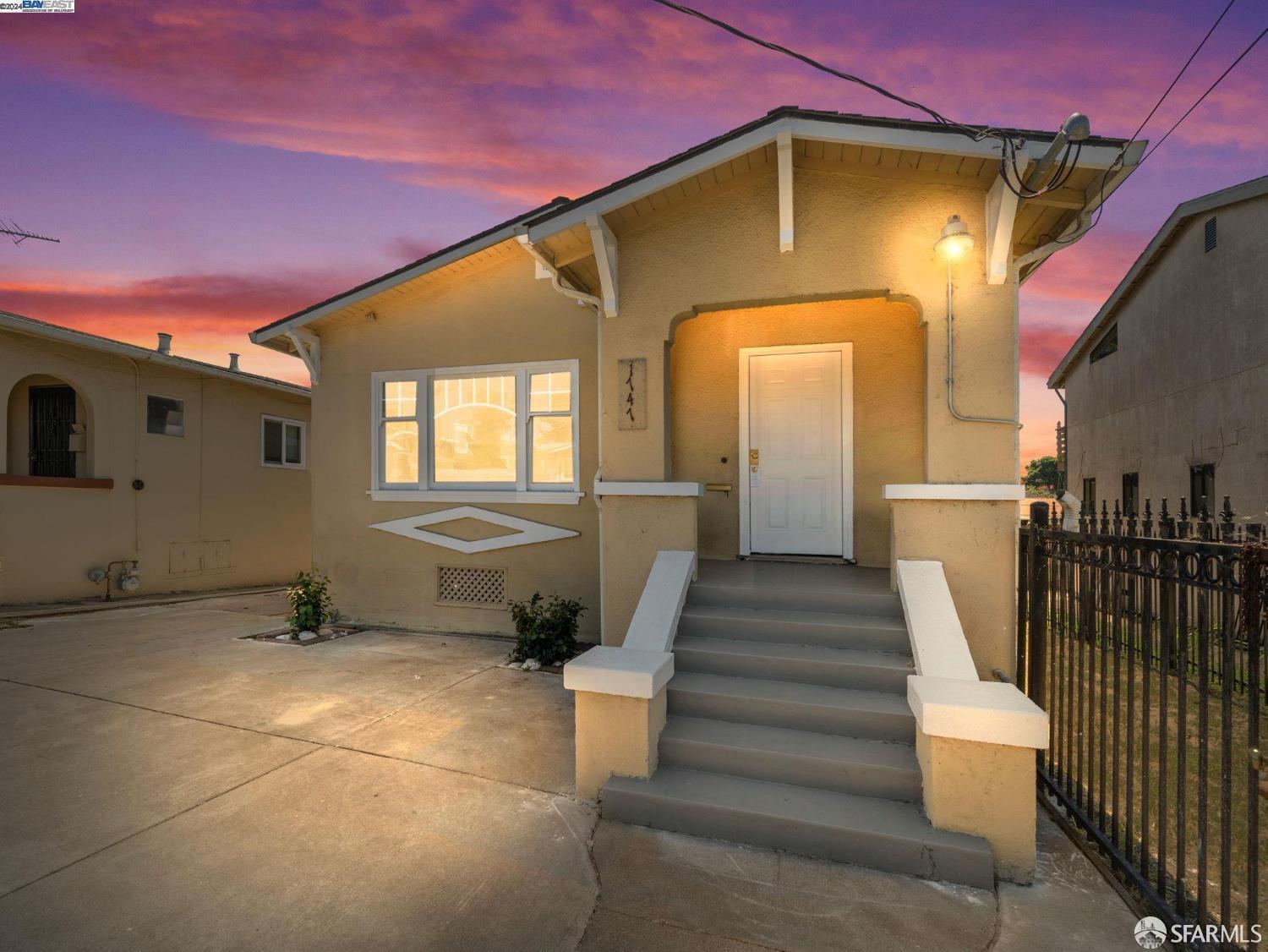 Detail Gallery Image 2 of 19 For 1747 E 22nd St, Oakland,  CA 94606 - 4 Beds | 3 Baths