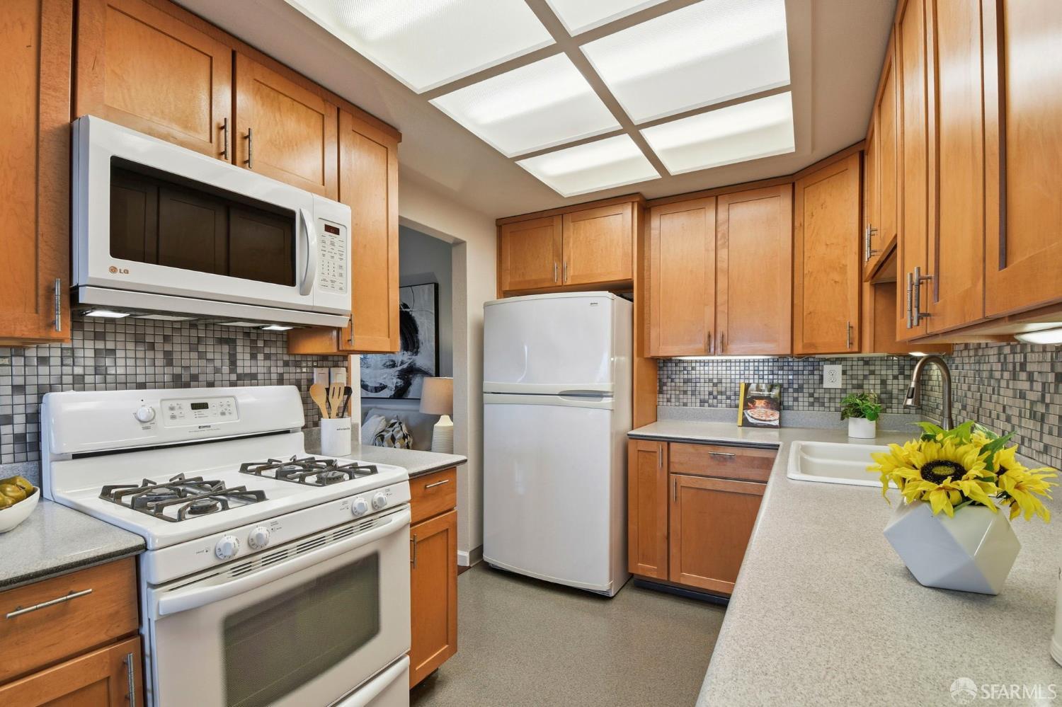 Detail Gallery Image 10 of 50 For 35 Whitecliff Way, San Francisco,  CA 94124 - 3 Beds | 2 Baths