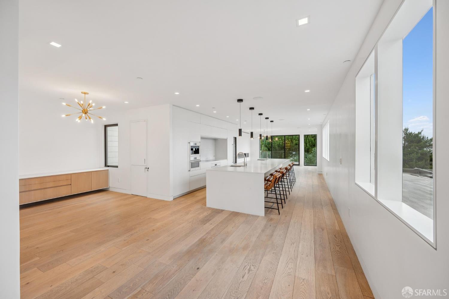 Detail Gallery Image 12 of 39 For 752 Duncan St, San Francisco,  CA 94131 - 5 Beds | 5/1 Baths