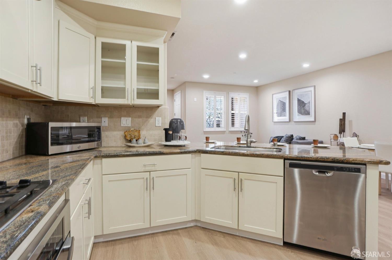 Detail Gallery Image 13 of 59 For 2541 Oak Rd, Walnut Creek,  CA 94597 - 4 Beds | 3/1 Baths