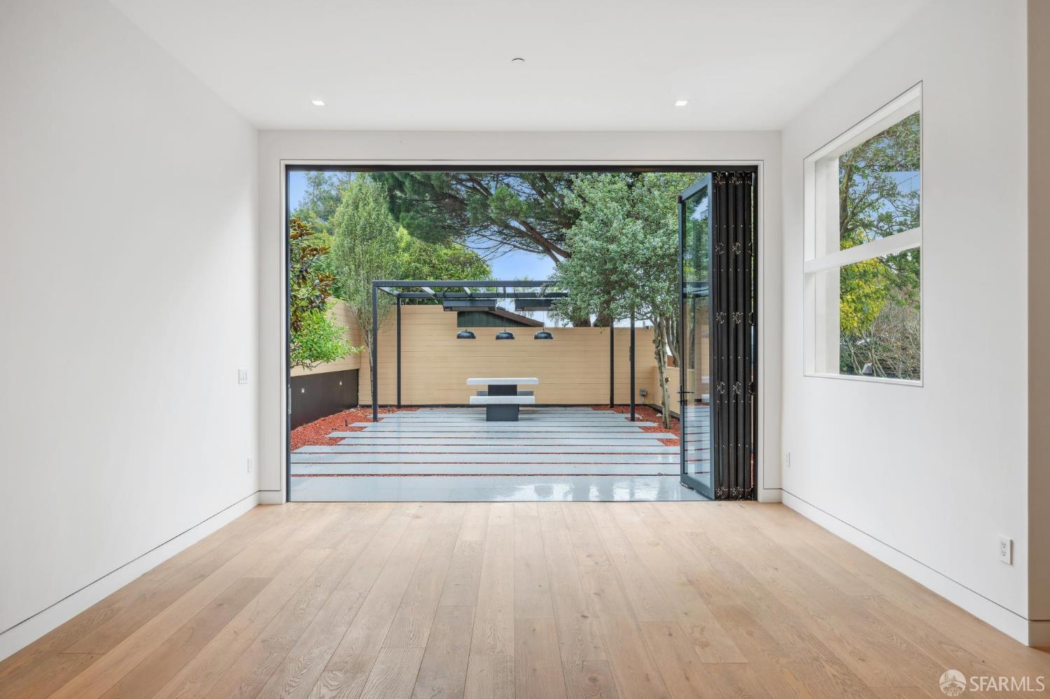 Detail Gallery Image 33 of 39 For 752 Duncan St, San Francisco,  CA 94131 - 5 Beds | 5/1 Baths