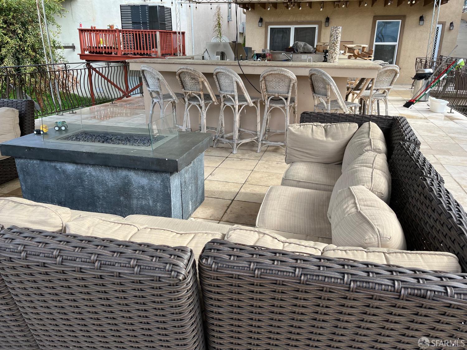 Detail Gallery Image 6 of 7 For 8739 Thermal Ave #1 & 2,  Oakland,  CA 94608 - 4 Beds | 3 Baths