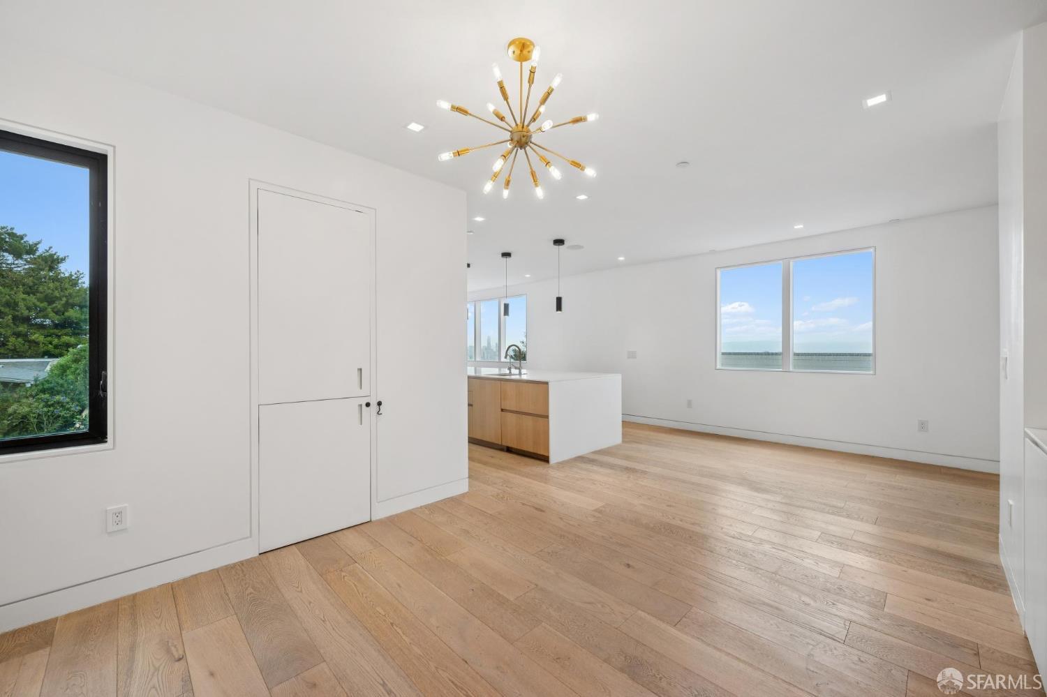 Detail Gallery Image 15 of 39 For 752 Duncan St, San Francisco,  CA 94131 - 5 Beds | 5/1 Baths