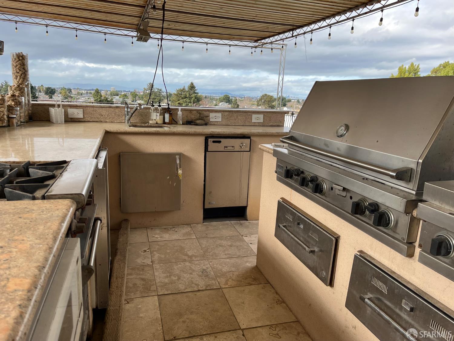 Detail Gallery Image 4 of 7 For 8739 Thermal Ave #1 & 2,  Oakland,  CA 94608 - 4 Beds | 3 Baths