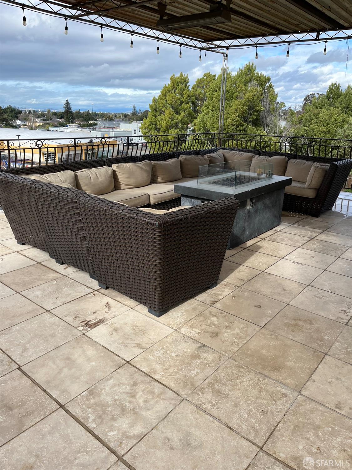 Detail Gallery Image 7 of 7 For 8739 Thermal Ave #1 & 2,  Oakland,  CA 94608 - 4 Beds | 3 Baths