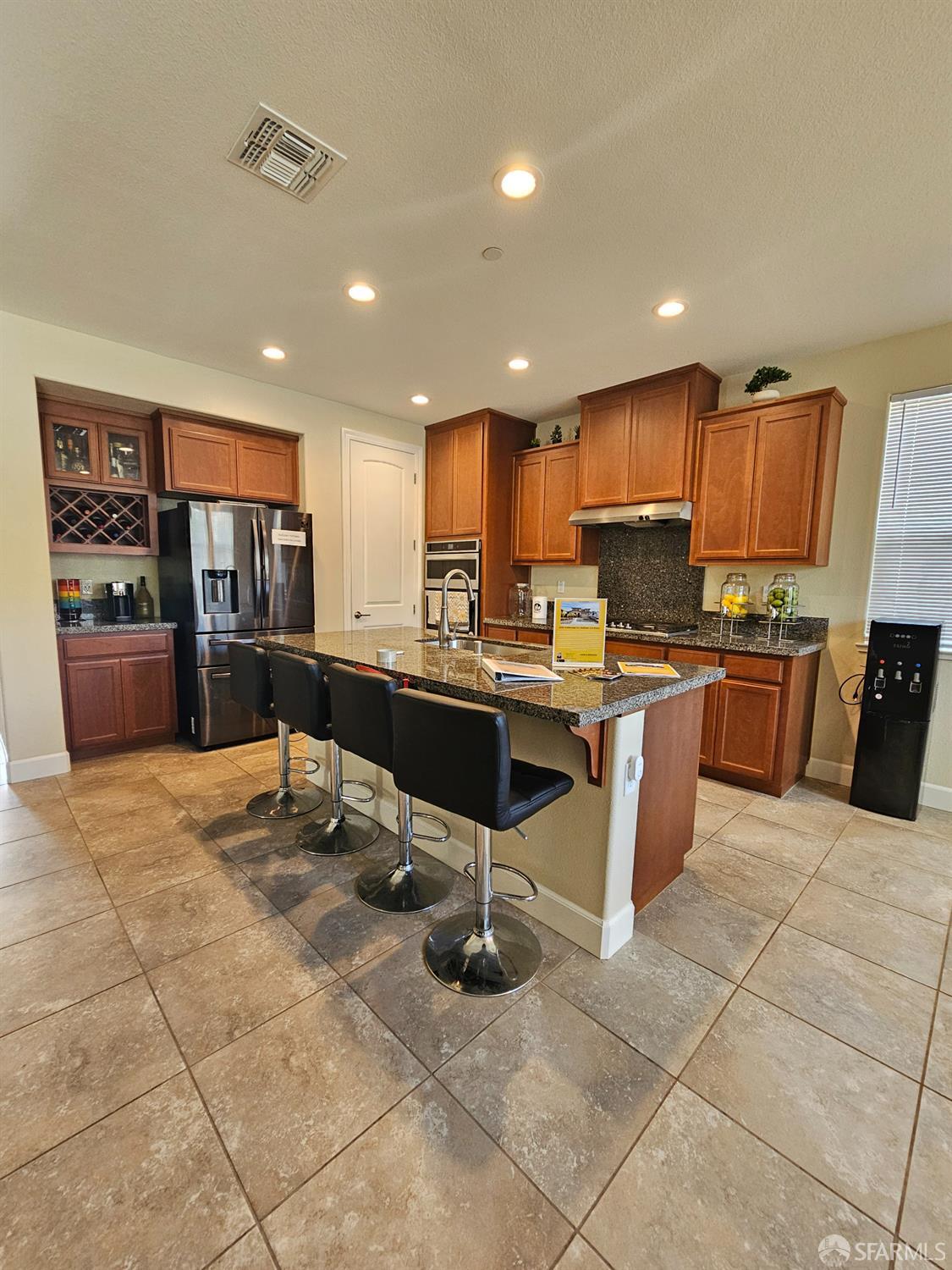 Detail Gallery Image 4 of 26 For 1535 Goldenstar Ct, Hollister,  CA 95023 - 3 Beds | 2/1 Baths