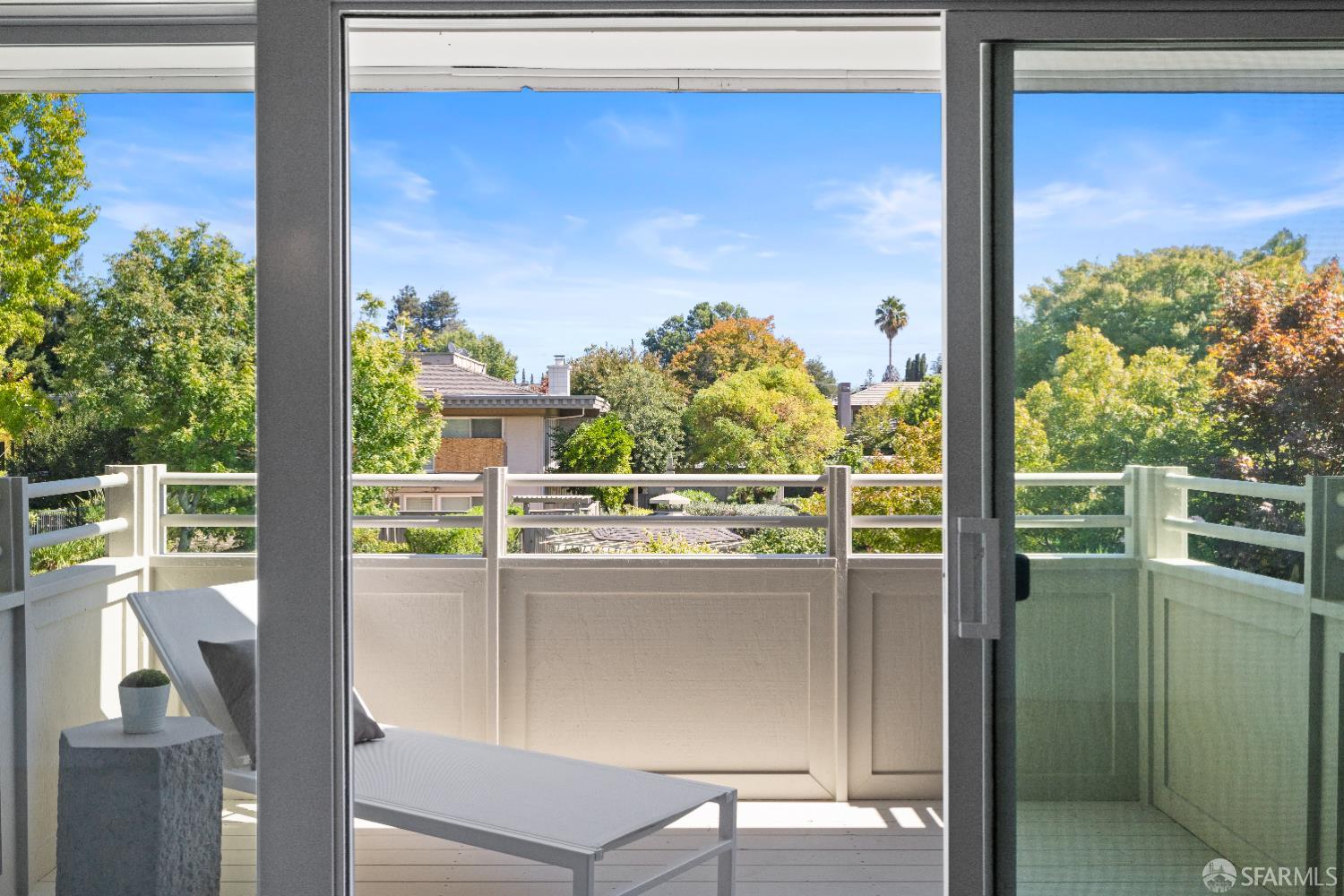 Detail Gallery Image 30 of 55 For 37 Los Altos Sqr, Los Altos,  CA 94022 - 2 Beds | 2/1 Baths