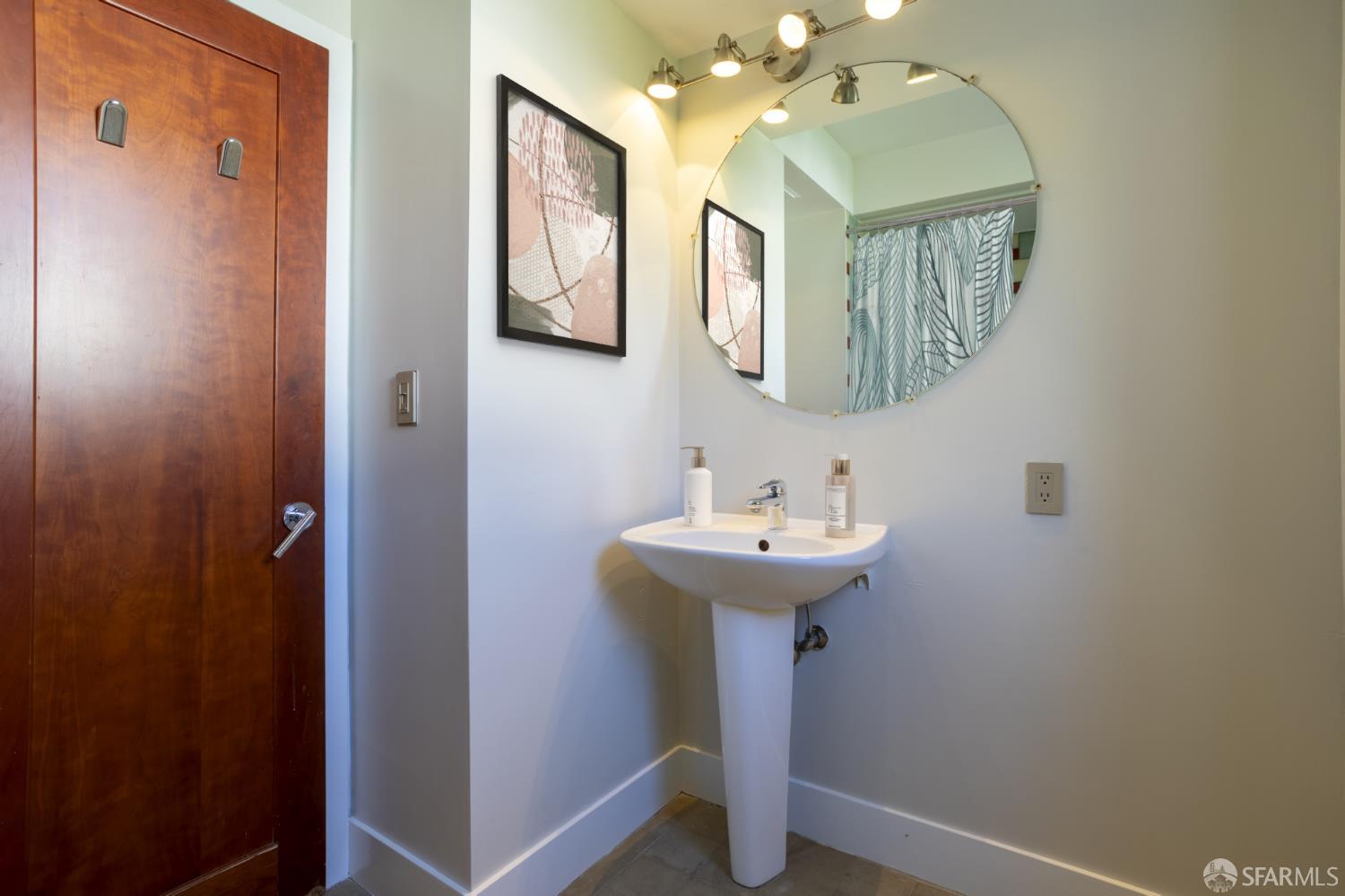 Detail Gallery Image 9 of 22 For 495 Greenwich St #5,  San Francisco,  CA 94133 - 1 Beds | 1 Baths