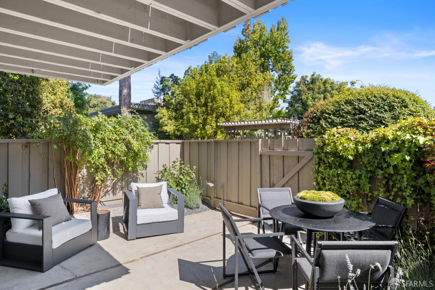 Detail Gallery Image 9 of 55 For 37 Los Altos Sqr, Los Altos,  CA 94022 - 2 Beds | 2/1 Baths