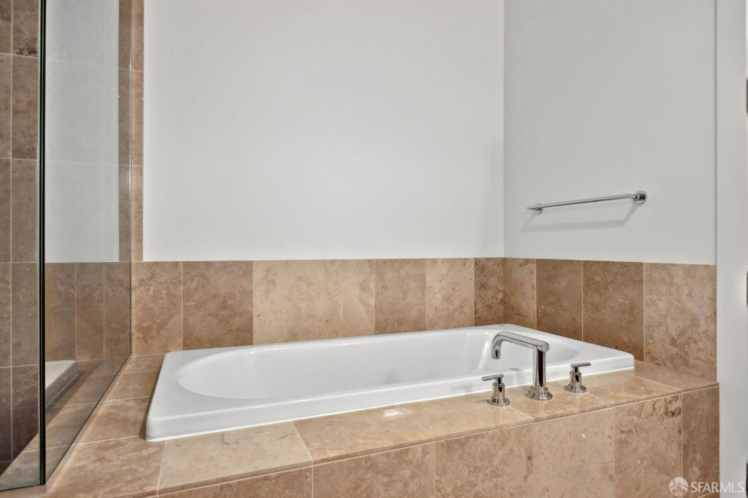 Photo #10: 426108795 Listing: Photo #10