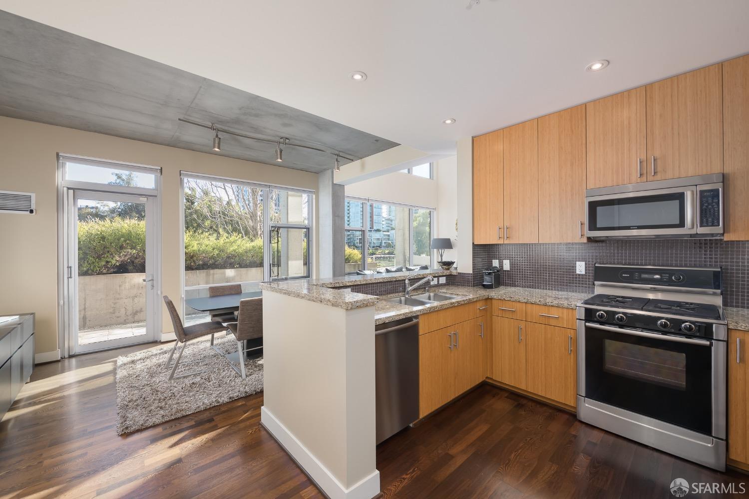 Detail Gallery Image 5 of 53 For 235 Berry St #110,  San Francisco,  CA 94158 - 3 Beds | 3 Baths