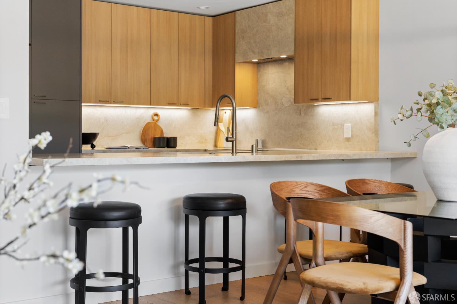 Detail Gallery Image 15 of 55 For 37 Los Altos Sqr, Los Altos,  CA 94022 - 2 Beds | 2/1 Baths